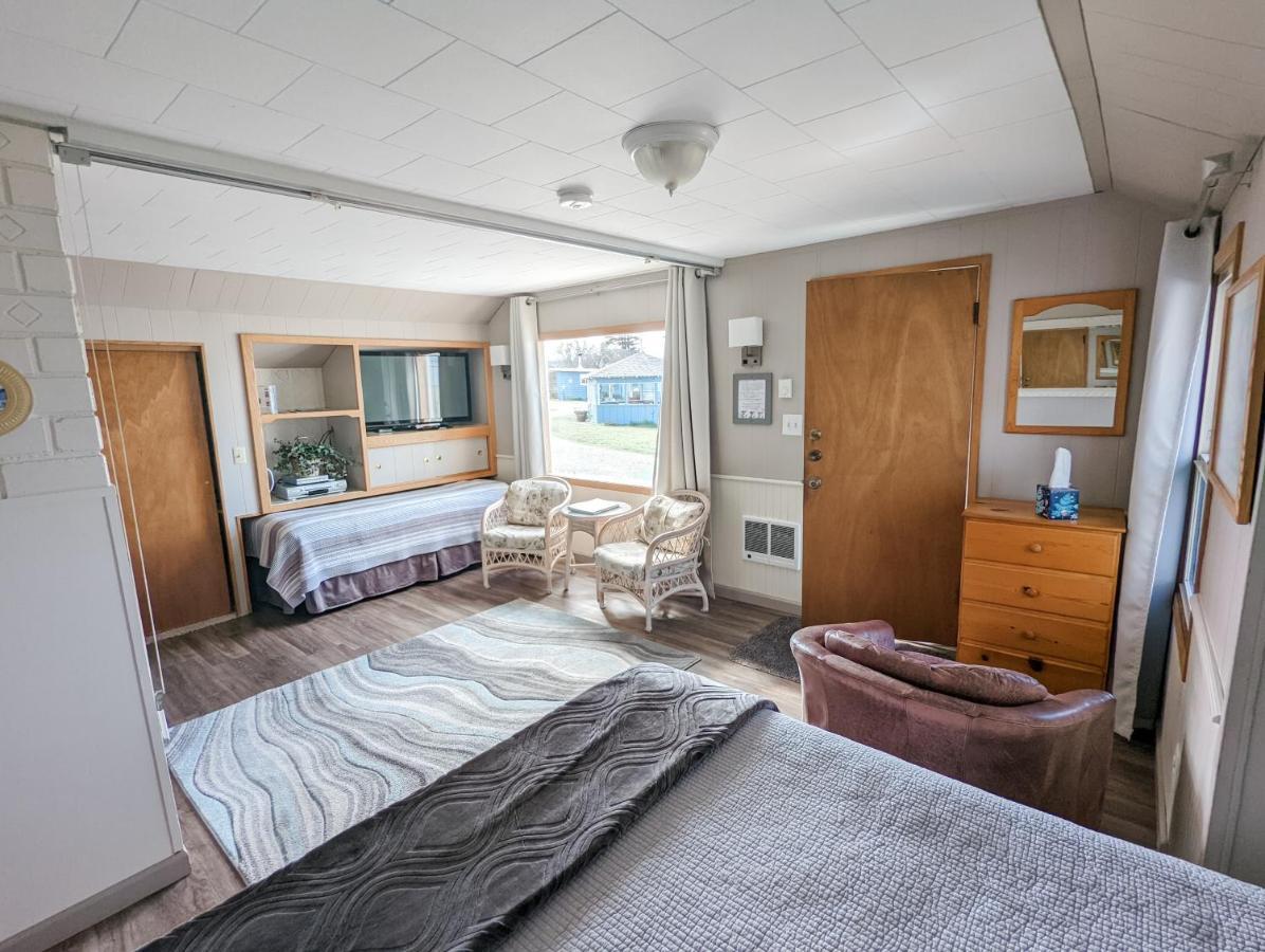 Juan De Fuca Waterfront Hotel & Cottages Sequim Exterior photo