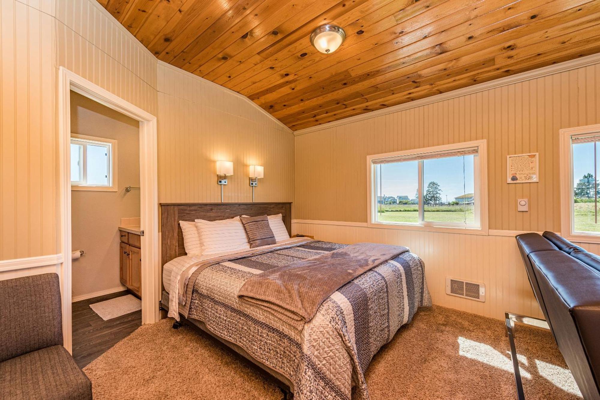 Juan De Fuca Waterfront Hotel & Cottages Sequim Exterior photo