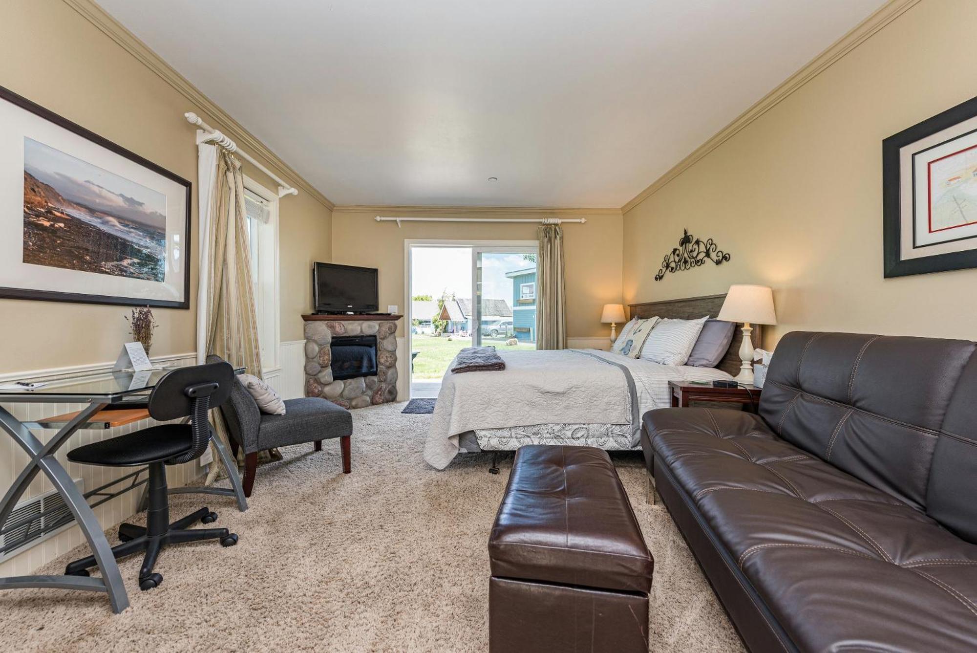 Juan De Fuca Waterfront Hotel & Cottages Sequim Exterior photo