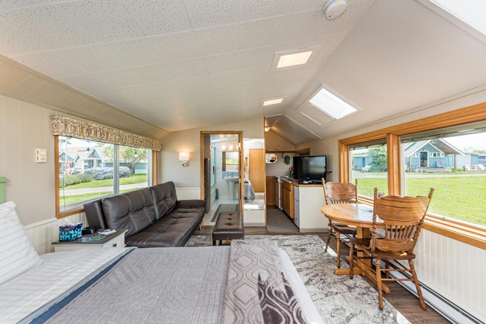 Juan De Fuca Waterfront Hotel & Cottages Sequim Exterior photo
