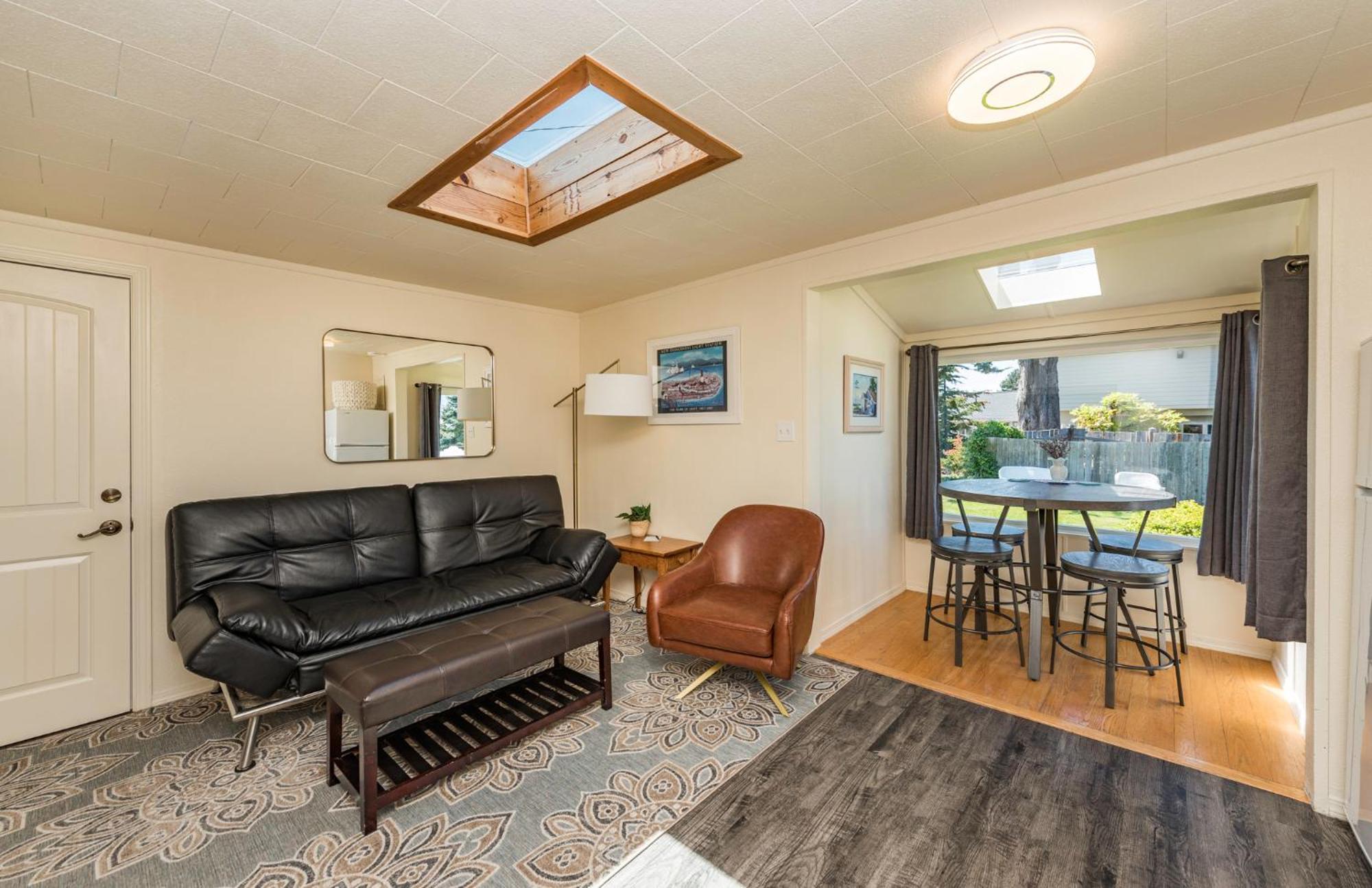 Juan De Fuca Waterfront Hotel & Cottages Sequim Exterior photo