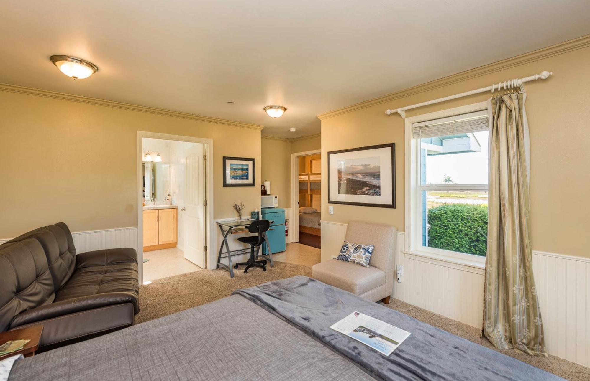 Juan De Fuca Waterfront Hotel & Cottages Sequim Exterior photo