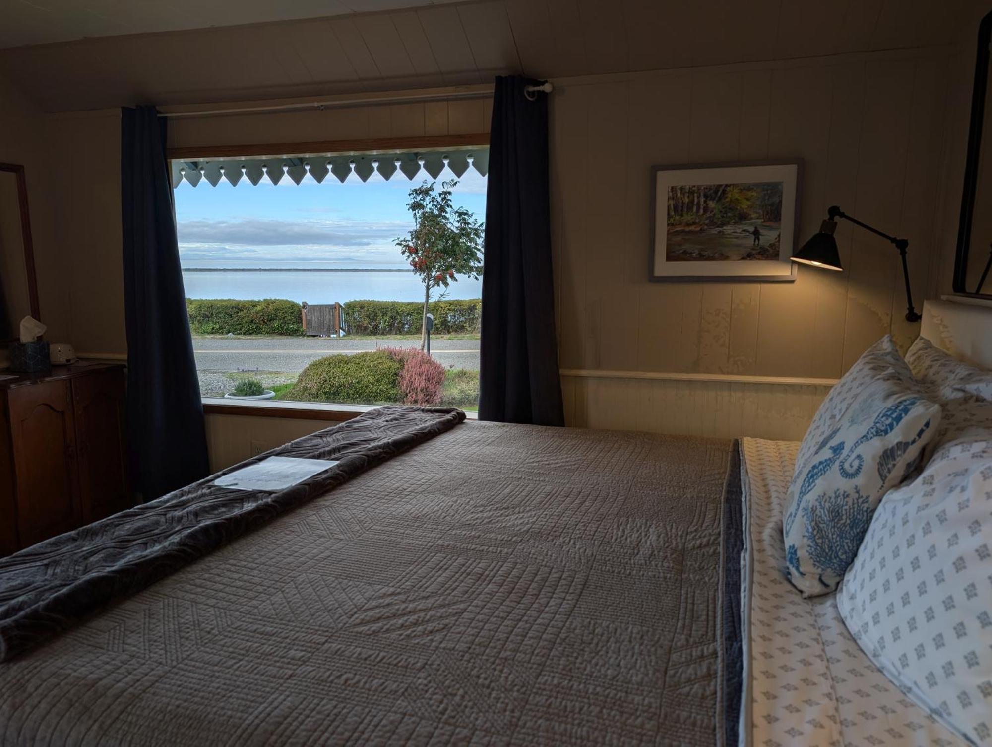 Juan De Fuca Waterfront Hotel & Cottages Sequim Exterior photo